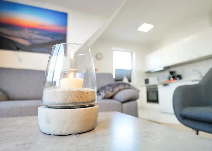 Ferienwohnung Meerfarbig Zingst - Balkon - Wlan - Parkplatz - Fahrradschuppen - Zentral&Ruhig - E-Ladesaeule - Waschtrockner - Haustierfrei - Nichtraucher